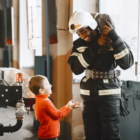 arfican-fireman-uniform-man-prepare-work-guy-with-child