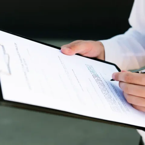 close-up-man-signing-contract