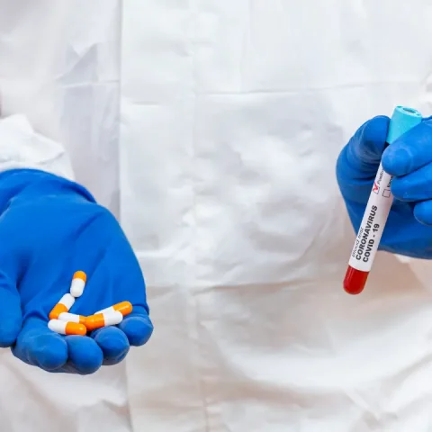close-up-medicine-pills-person-hand