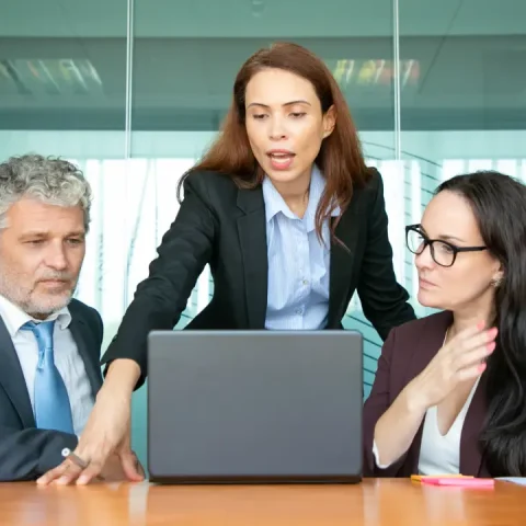 confident-project-manager-showing-presentation-colleagues