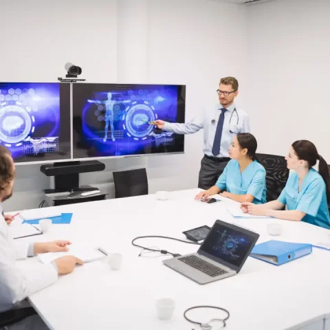 doctor-giving-presentation-team-interim-doctors