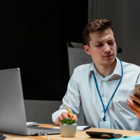 portrait-entrepreneur-working-night