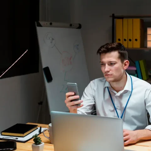 portrait-entrepreneur-working-project-night