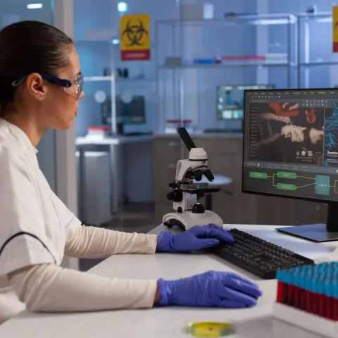 science-specialist-using-computer-dna-research