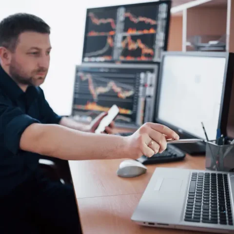 stockbroker-shirt-is-working-monitoring-room-with-display-screens-stock-exchange-trading-forex-finance-graphic-concept-businessmen-trading-stocks-online