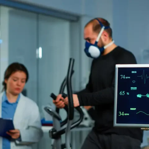 team-medial-researchers-monitoring-vo2-man-performance-sports-wearing-mask-running-lab-science-doctor-measuring-endurance-sportsman-while-ekg-scan-runs-computer-screen-laboratory