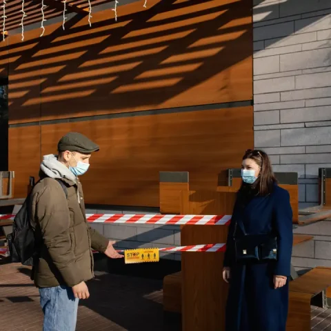 woman-man-street-wearing-mask